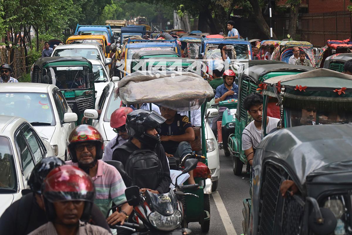 কার্জন হলের সামনের সড়ক